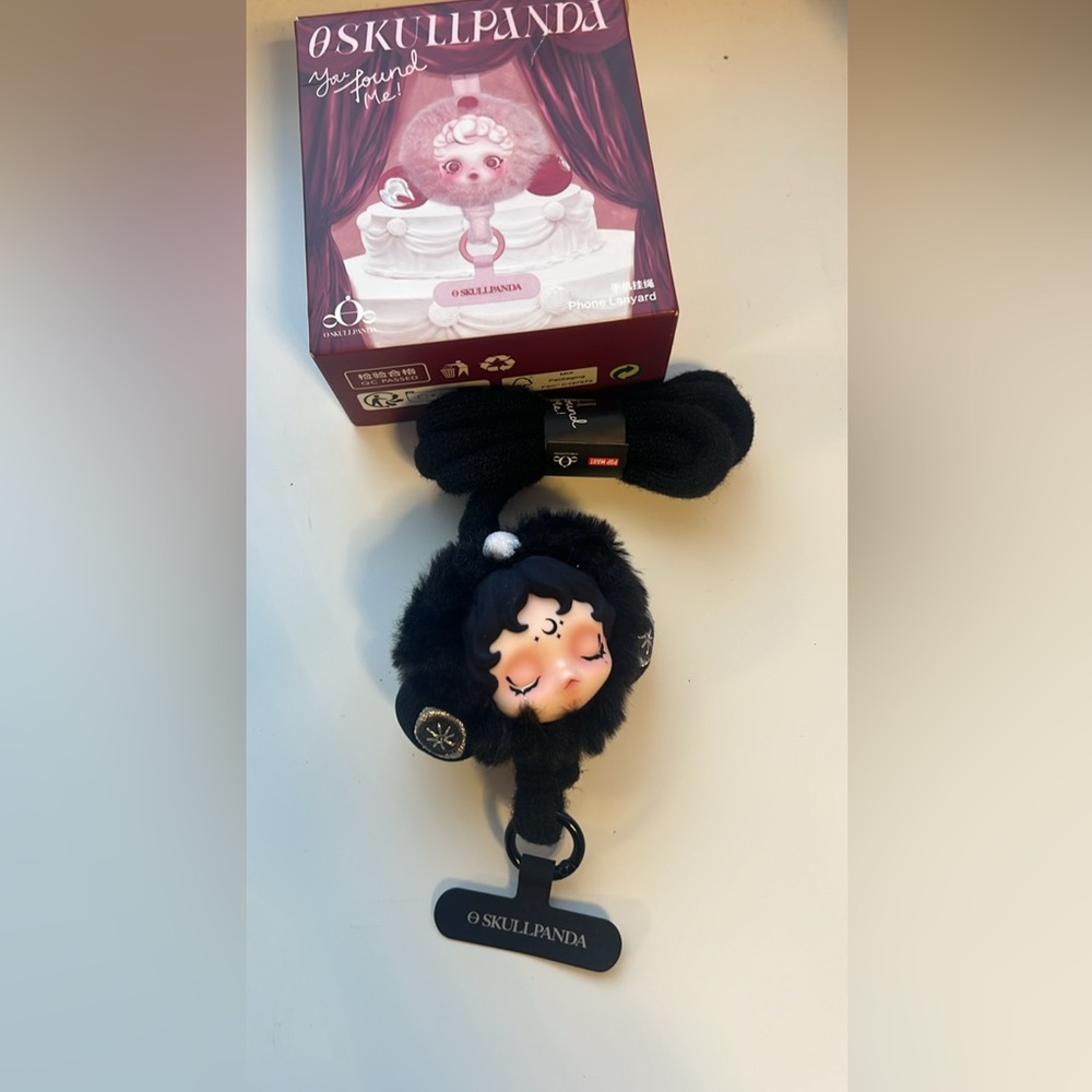 Skullpanda Black phone lanyard pop mart new with Cute Character